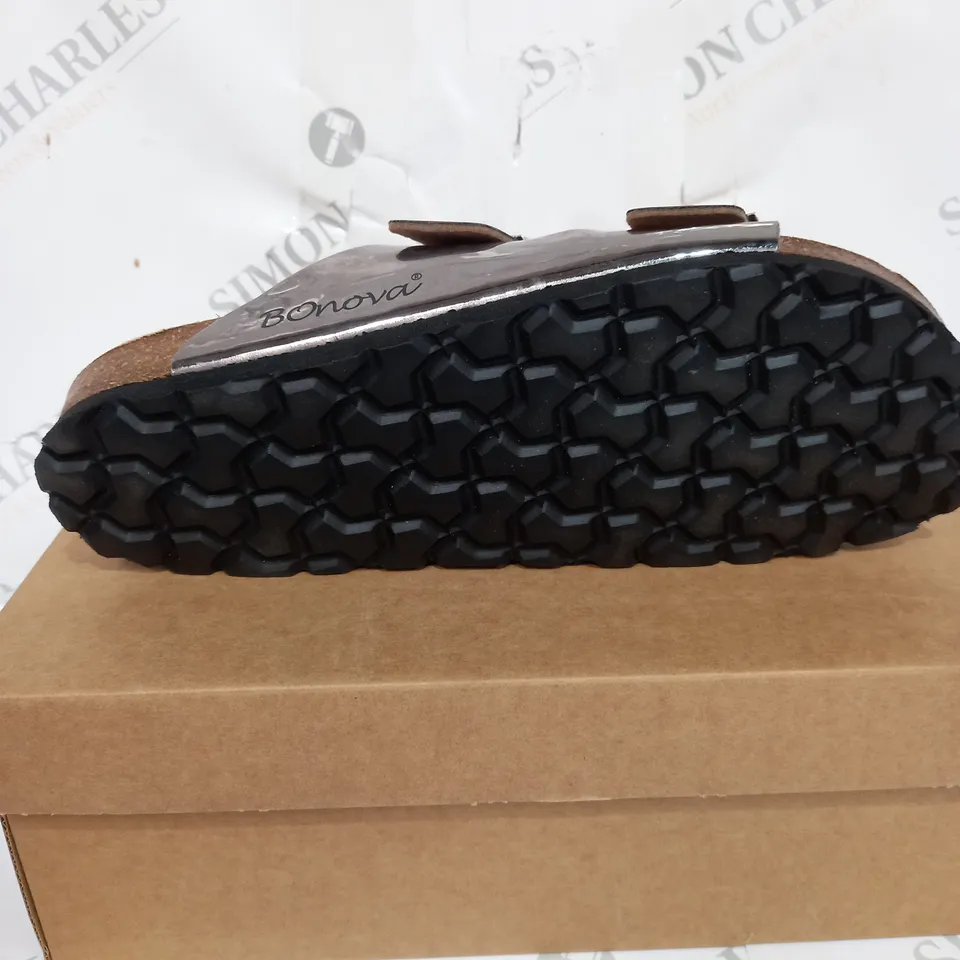 BOXED BONOVA SAND SANDALS SIZE 7