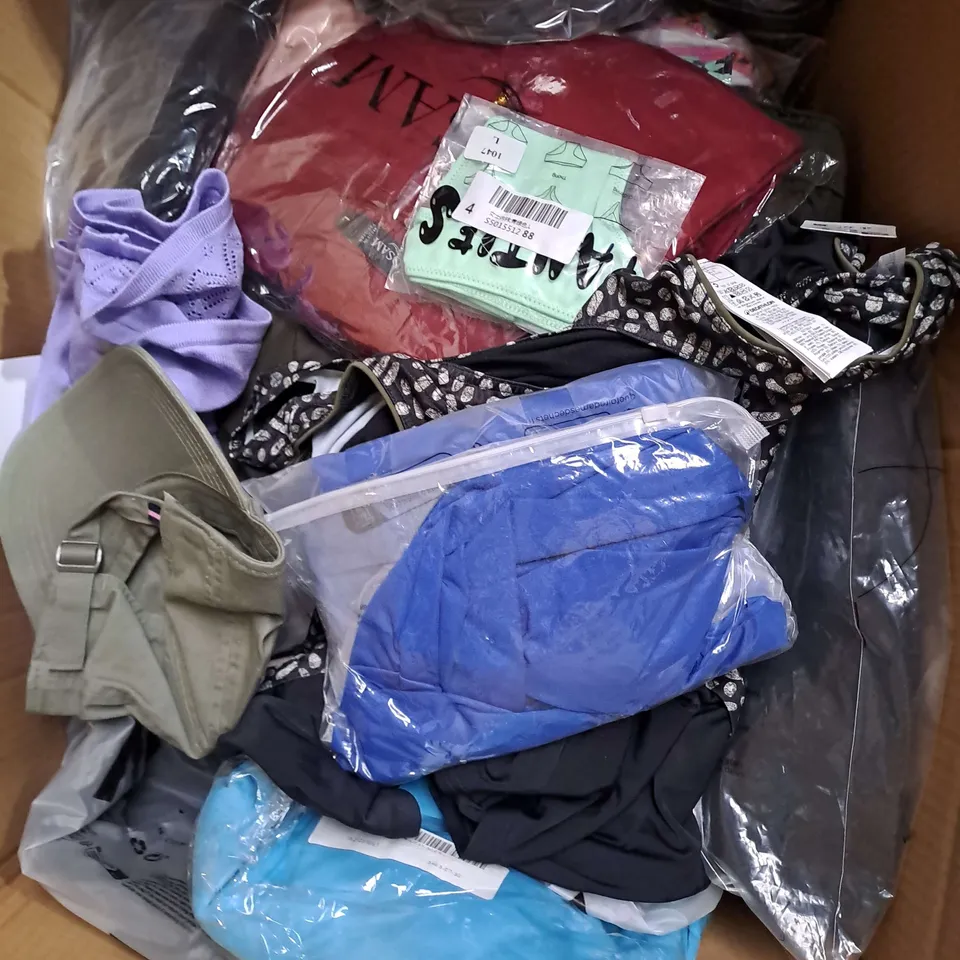 BOX OF APPROXIMATELY 25 ASSORTED CLOTHING ITEMS TO INCLUDE - SKIRTS, HATS, SWIMWEAR ETC 