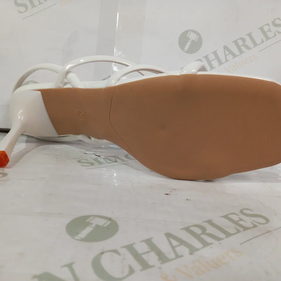 PAIR OF DESIGNER OPEN TOE HEELED SANDALS IN WHITE EU SIZE 38