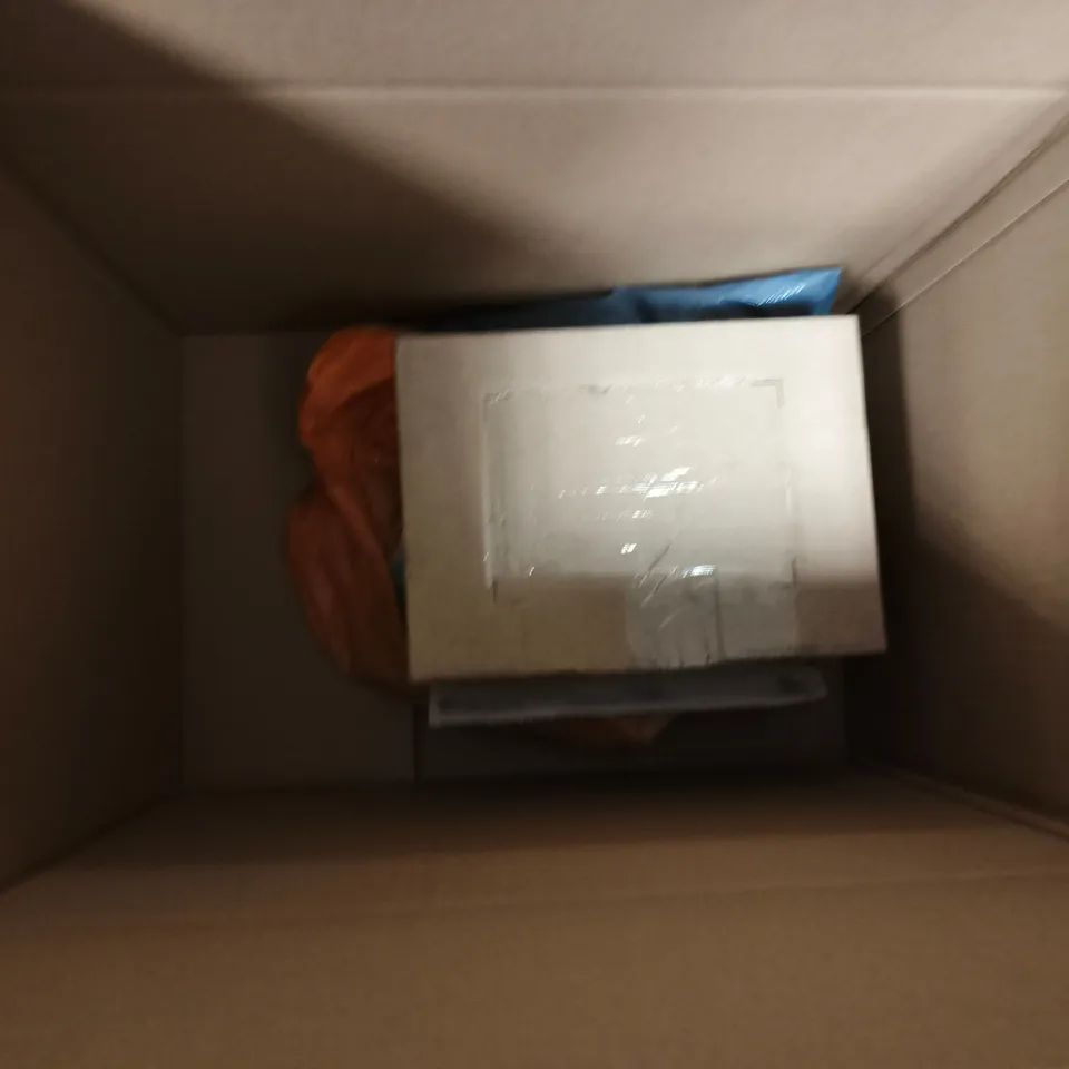 BOX OF APPROXIMATELY 5 SILK'N BEAUTY PRODUCTS TO INCLUDE REPLACEMENT TOOTHBRUSH HEADS, CALLOUS REMOVER AND LED FACE MASKS