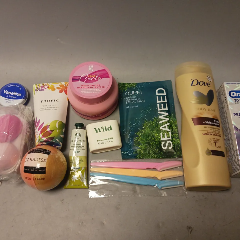BOX OF APPROXIMATELY 15 COSMETIC ITEMS TO INCLUDE - EYEBROW SHAPERS, BATH BOMB, AND SELF TAN ETC. 