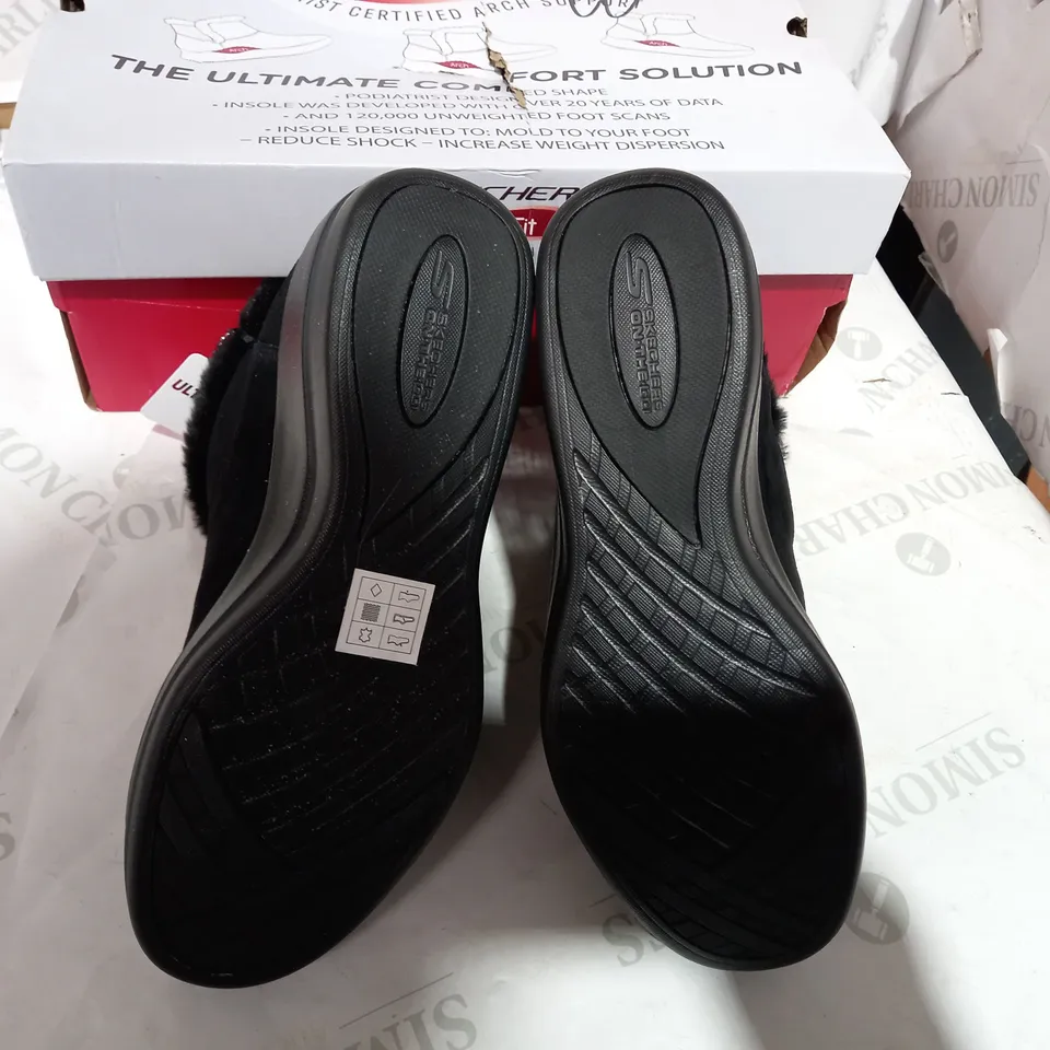 BOXED PAIR OF SKECHERS BLACK ANKLE BOOTS - SIZE 4