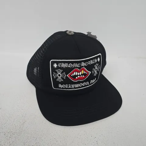 CHROME HEARTS × COMME DES GARÇONS BLACK BASEBALL CAP – LARGE