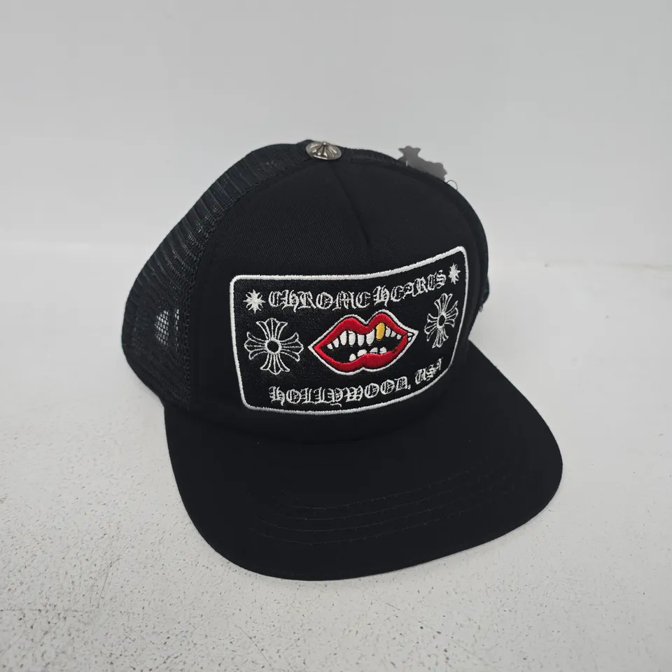 CHROME HEARTS × COMME DES GARÇONS BLACK BASEBALL CAP – LARGE