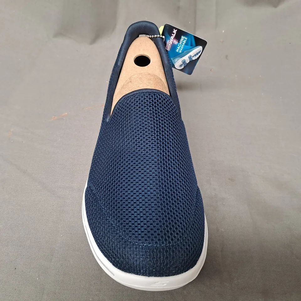 BOXED PAIR OF SKECHERS SLIP-ON SHOES IN NAVY UK SIZE 6