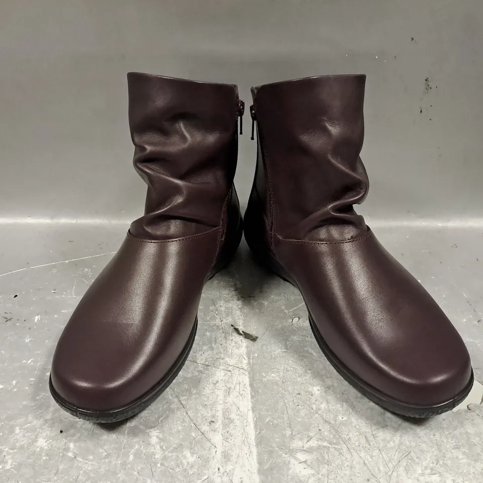 BOXED PAIR OF HOTTER WHISPER EXTRA WIDE ANKLE BOOTS IN WINE UK SIZE 6.5