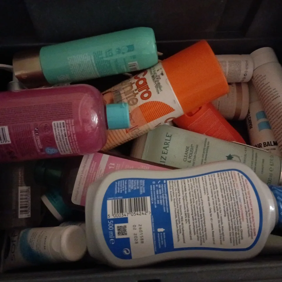 APPROXIMATELY 15 ASSORTED HEALTH & BEAUTY PRODUCTS TO INCLUDE LIZ EARLE CLEANSE & POLISH CLOTH CLEANSER, FROSTED CANDY ANGEL SHOWER & BATH GEL, RITUALS OF KARMA SHOWER OIL, ETC - COLLECTION ONLY
