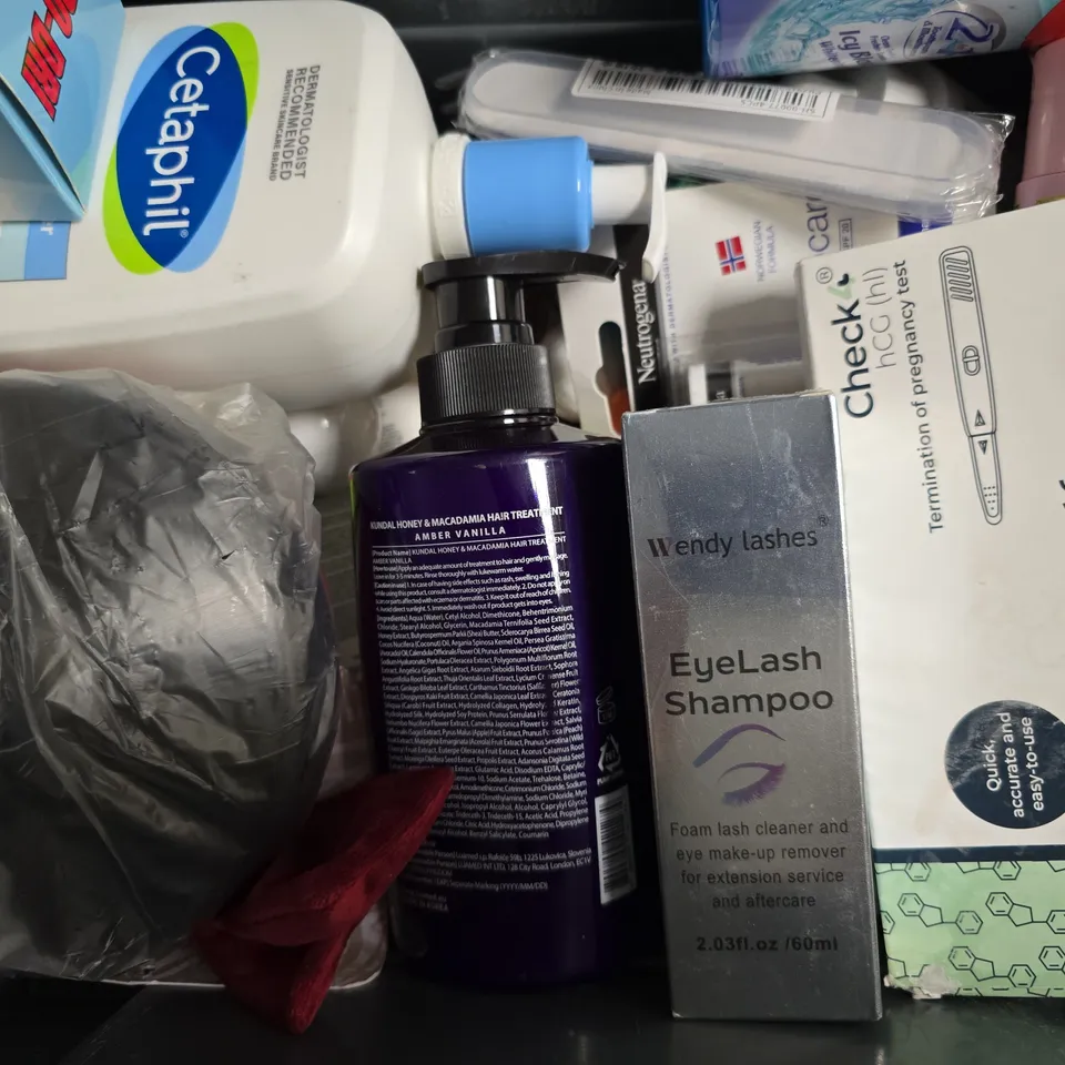 APPROXIMATELY 15 ASSORTED COSMETIC PRODUCTS TO INCLUDE CERAVE, CREMO, ETC