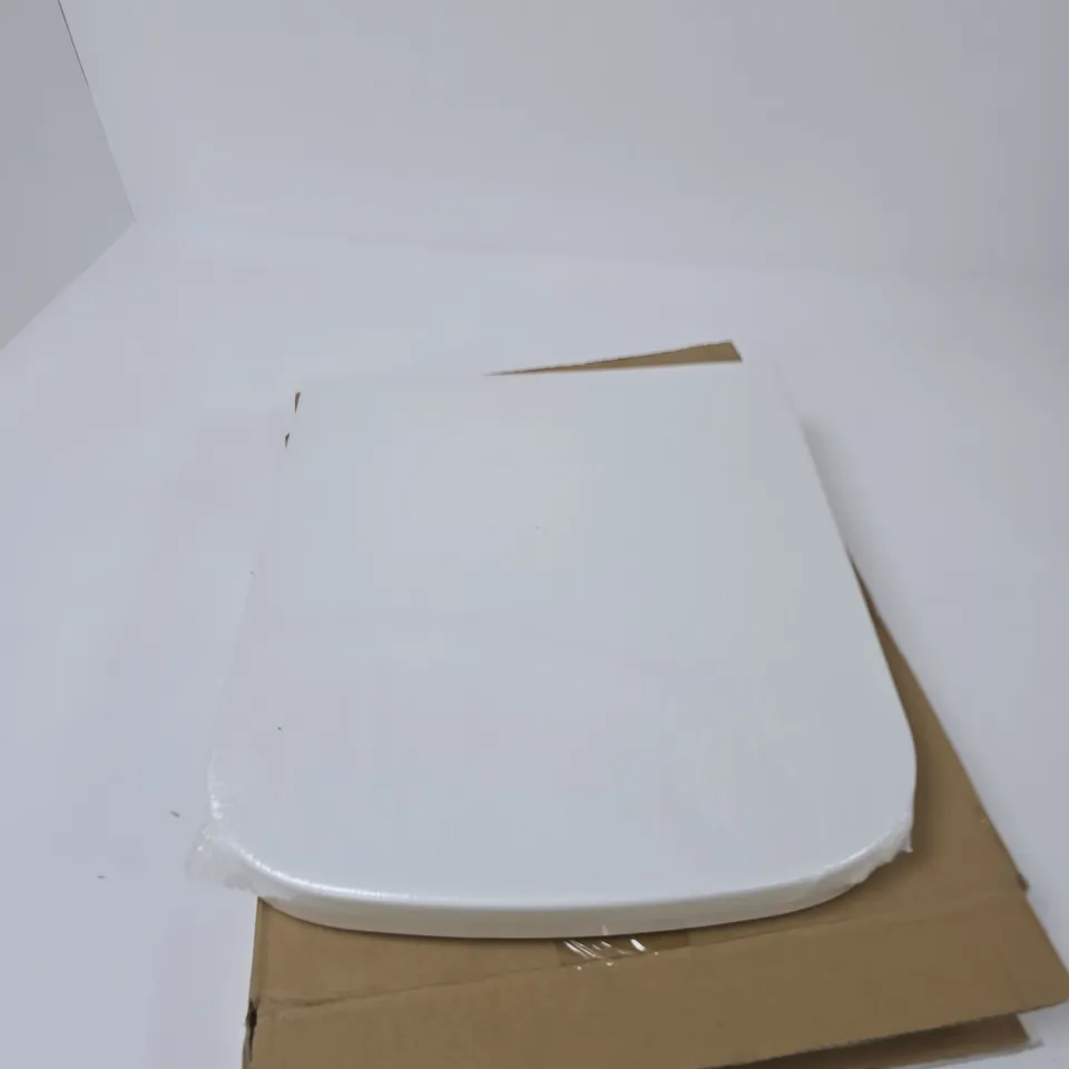 WHITE SOFT CLOSE TOILET SEAT WITH FIXINGS