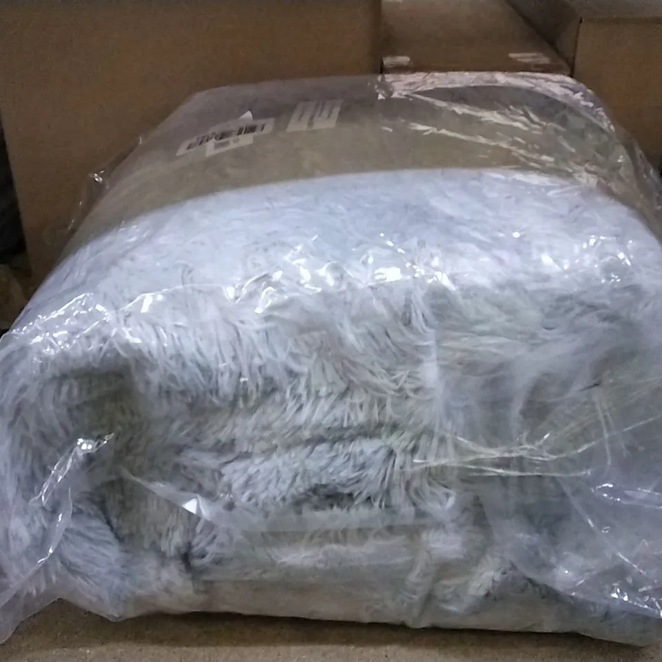 LIGHT GREY FLUFFY BLANKET 