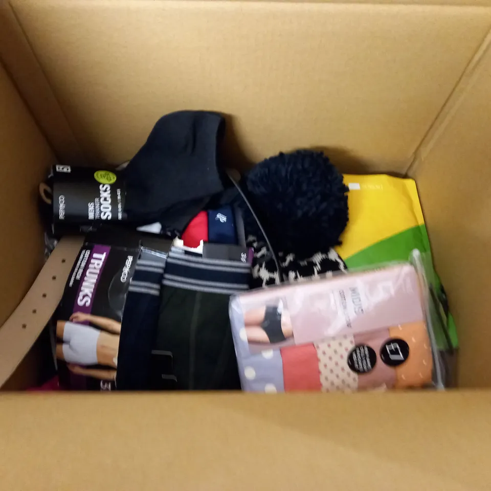 LOT OF ASSORTED CLOTHING ACCESSORIES TO INCLUDE SOCKS, SCARFS AND BRIEFS