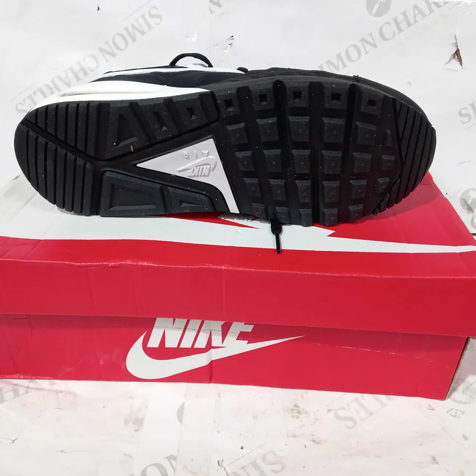 BOXED PAIR OF NIKE AIR MAX SHOES IN BLACK/WHITE UK SIZE 7