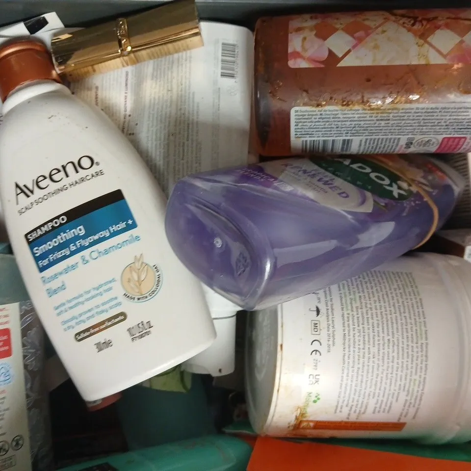 APPROXIMATELY 15 ASSORTED COSMETIC ITEMS INCLUDING VARIOUS MAKES AND BRANDS - COLLECTION ONLY