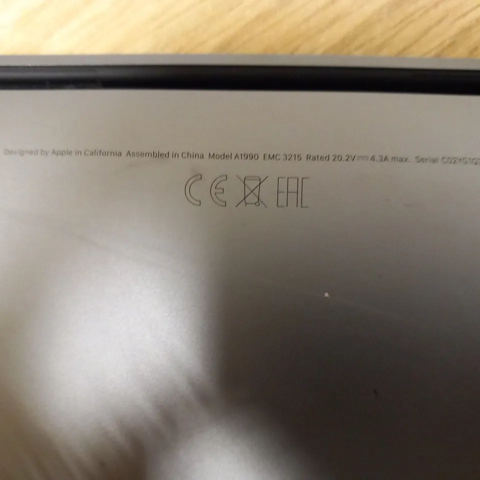 APPLE MACBOOK PRO 15" A1990