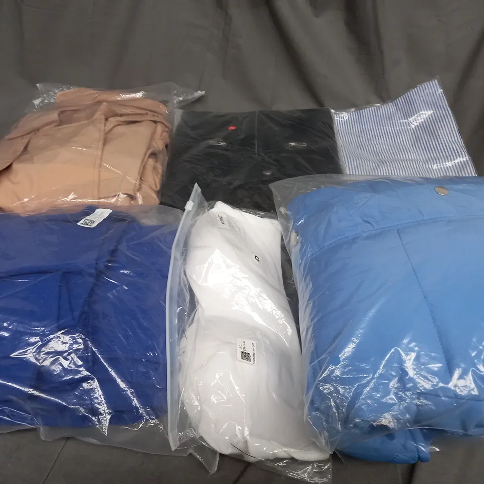 LARGE QAUNTIITY OF ASSORTED CLOTHING ITEMS TO INCLUDE SKIRTS, T-SHIRTS AND DRESSES