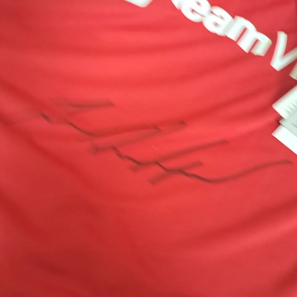 MANCESTER UNITED SIGNED FOOTBALL T-SHIRT - UK SIZE LARGE
