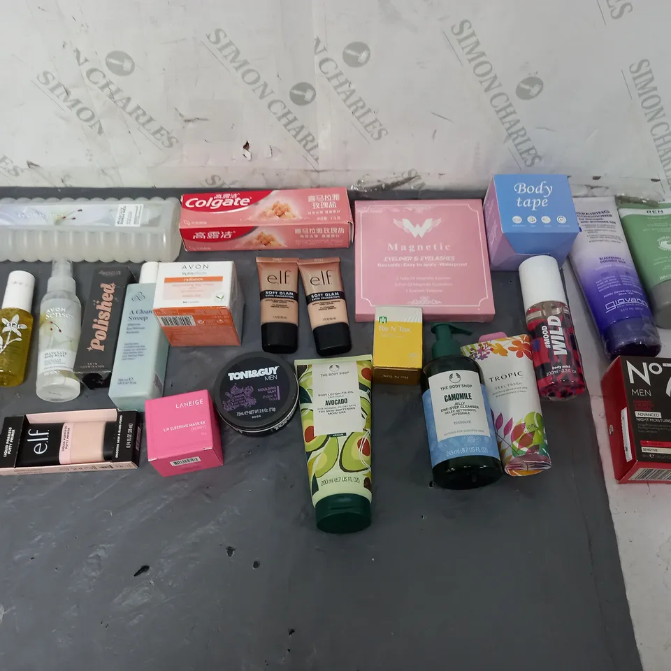 BOX OF APPROXIMATELY 12 ASSORTED COSMETIC ITEMS TO INCLUDE - TONI&GUY MOLDING CLAY - TROPIC SUMMER SPRITZ - E.L.F. SOFT GLAM ETC. 