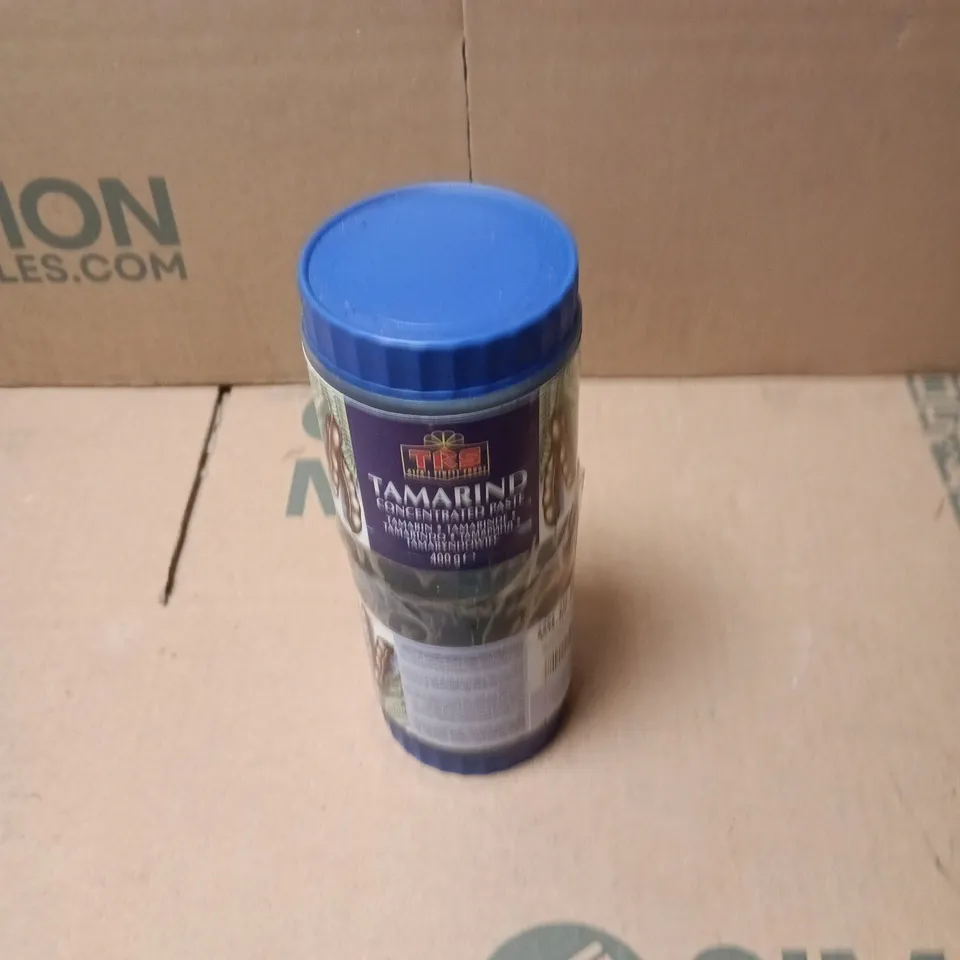APPROXIMATELY 15 ASSORTED FOOD & DRINK ITEMS INCLUDING PRINGLES SOUR CREAM & ONION AND TAMARIND CONCENTRATED PASTE 