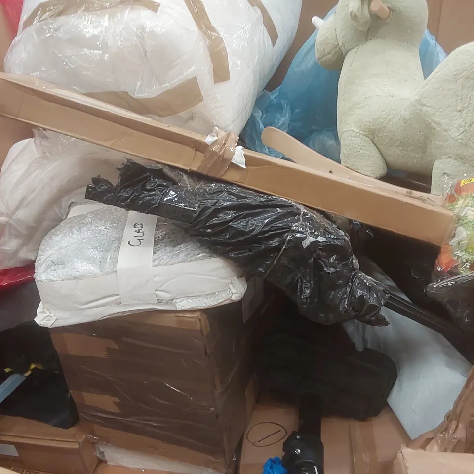 PALLET CONTAINING A LARGE QUANTITY OF ASSORTED ITEMS INCLUDING: BEDDING, CHILDREN'S TOYS, PULL-UP BAR ECT