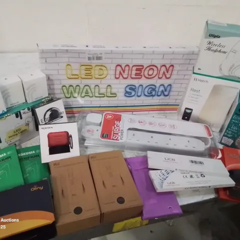 BOX CONTAINING LARGE AMOUNT OF BOXED ELECTRICAL ITEMS TO INCLUDE: LED NEON WALL SIGN, EARPHONES, CHARGING CABLES, HEADPHONES, LED STRING LIGHTS AND LOTS MORE.