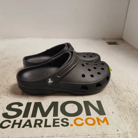 CROCS CLASSIC BLACK CLOGS – M7 W8