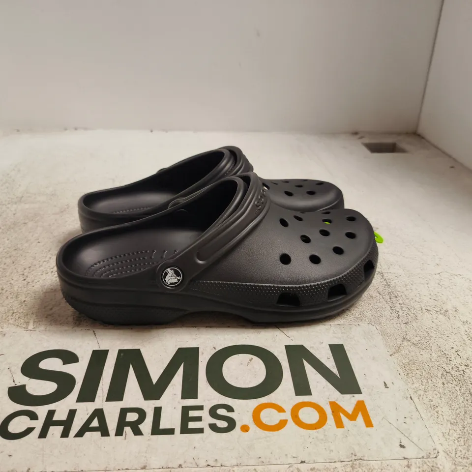 CROCS CLASSIC BLACK CLOGS – M7 W8