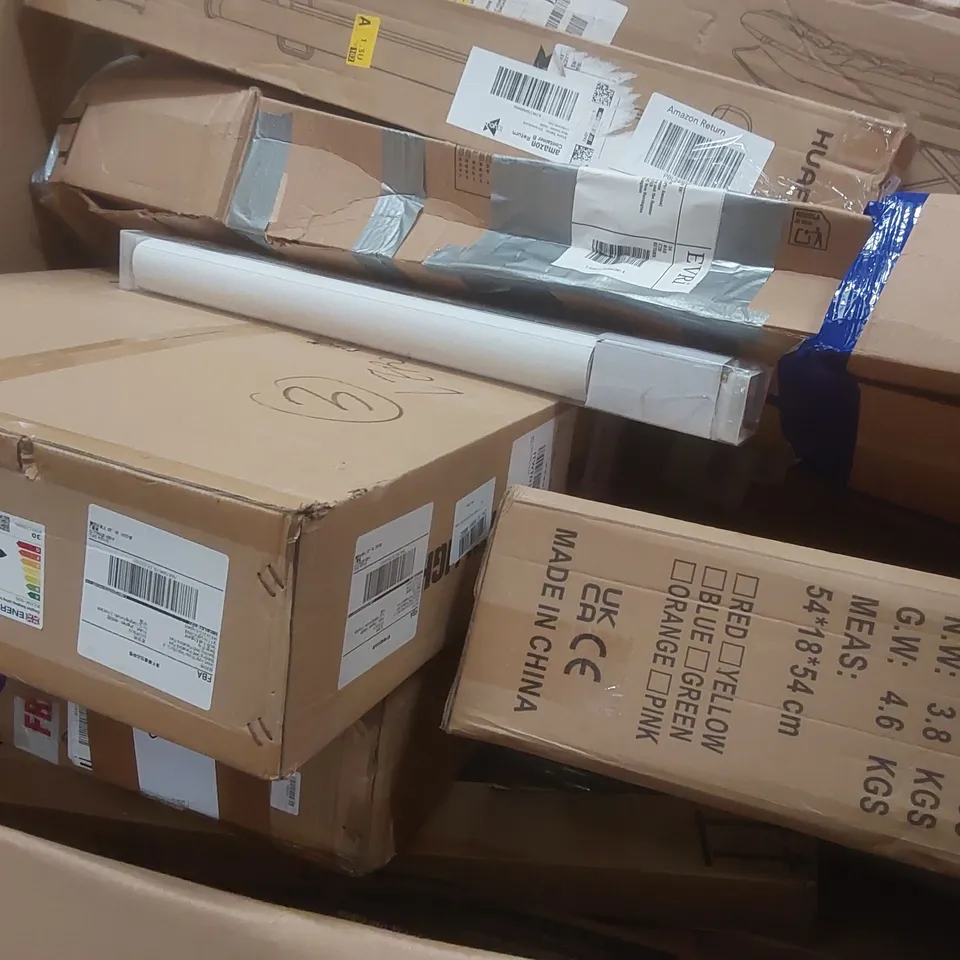 PALLET CONTAINING A LARGE QUANTITY OF ASSORTED ITEMS INCLUDING: CEILING FAN WITH LIGHT, FOLDING CAMPING BED, SAFETY GATE, BLINDS ECT