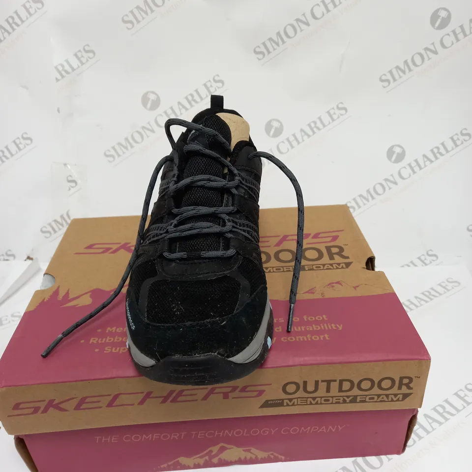 BOXED PAIR OF SKECHERS OUTDOOR SHOES SIZE UK 7