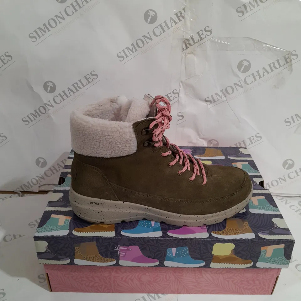 BOXED SKECHERS GO WALK SHERPA LINED BOOTS SIZE 6