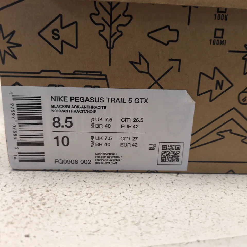 BOXED PAIR OF NIKE PEGASUS TRAIL 5 GTX – SIZE 7.5
