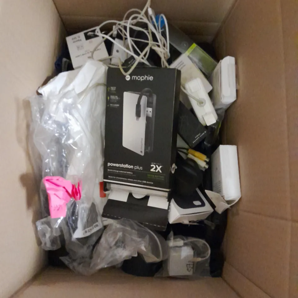 BOX OF APPROX 20 ASSORTED ELECTRICAL ITEMS AND ACCESSORIES TO INCLUDE POWERBANKS, WIRED EARPHONES AND WIRELESS EARBUDS ETC 