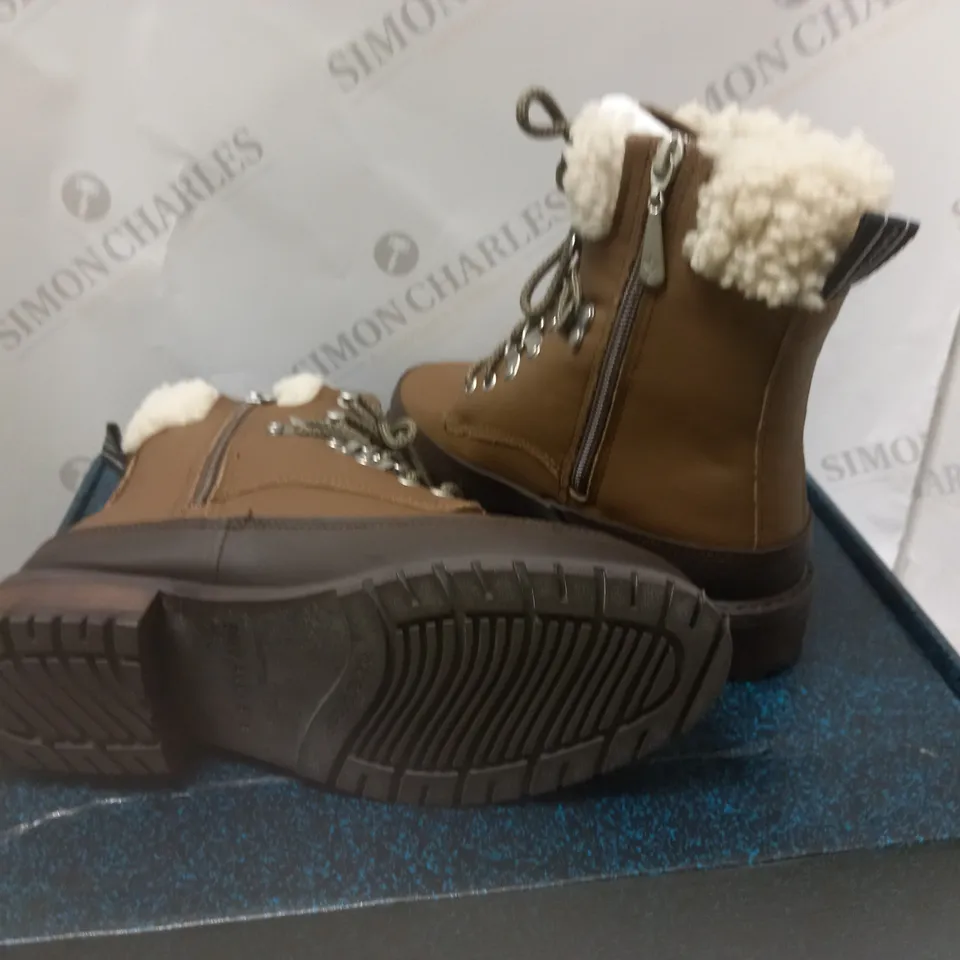 BOXED EMU AUSTRALIA WATERPROOF OAK BOOTS - SIZE 5