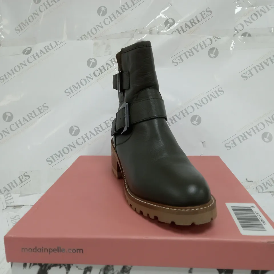 BOXED PAIR OF MODA IN PELLE CORNELIA BIKER BOOTS IN KHAKI UK SIZE 7