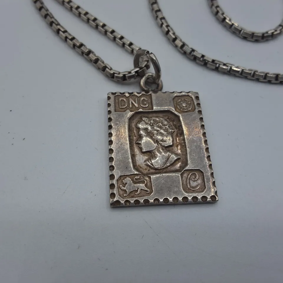 SILVER TONE NECKLACE WITH SQUARE PENDANT