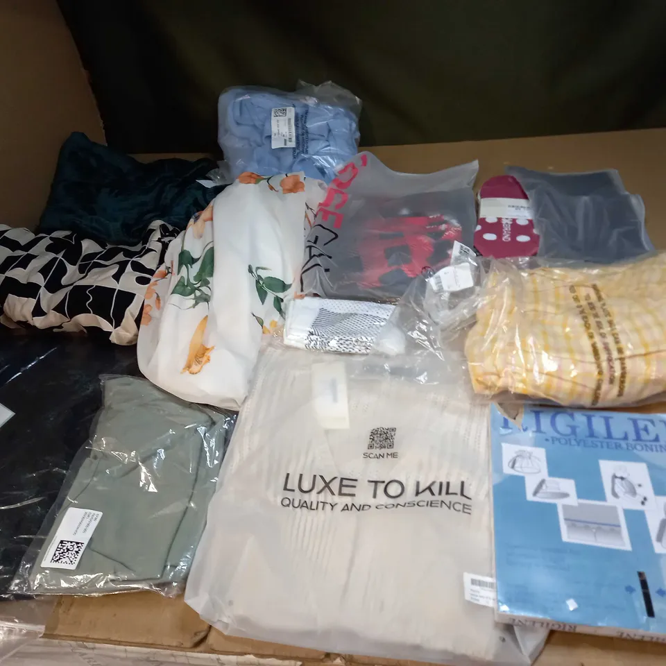 BOX OF APPROX 35 ASSORTED CLOTHING ITEMS TO INCLUDE - DRESSES, T-SHIRTS AND TROUSERS