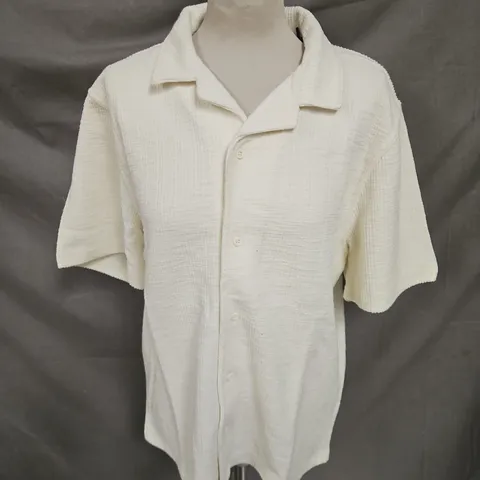 NOVAMEN DEAN TEXTURED SHORT SLEEVE BUTTON UP SHIRT IN CREAM SIZE M