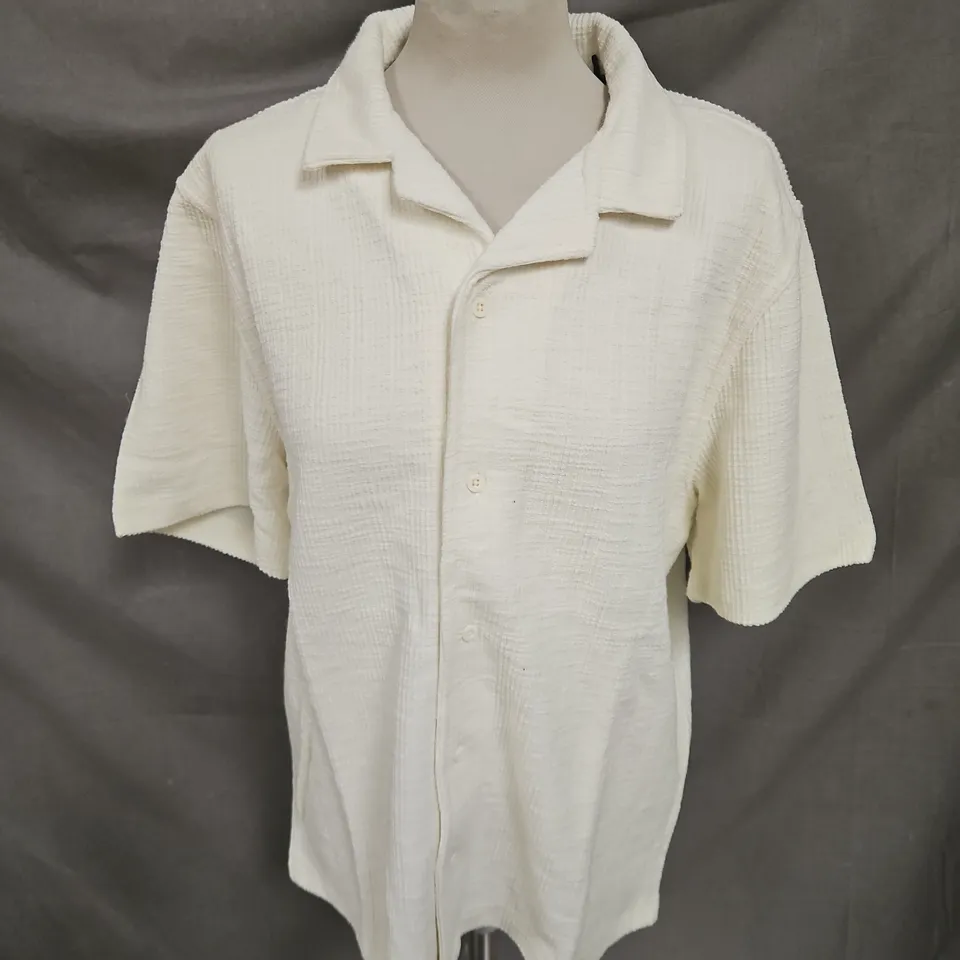 NOVAMEN DEAN TEXTURED SHORT SLEEVE BUTTON UP SHIRT IN CREAM SIZE M