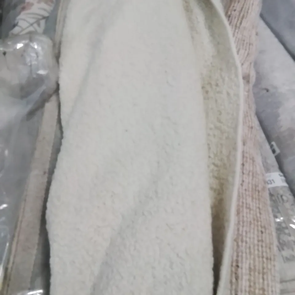 QUALITY DESIGNER AREA RUG - APPROXIMATELY 289X200