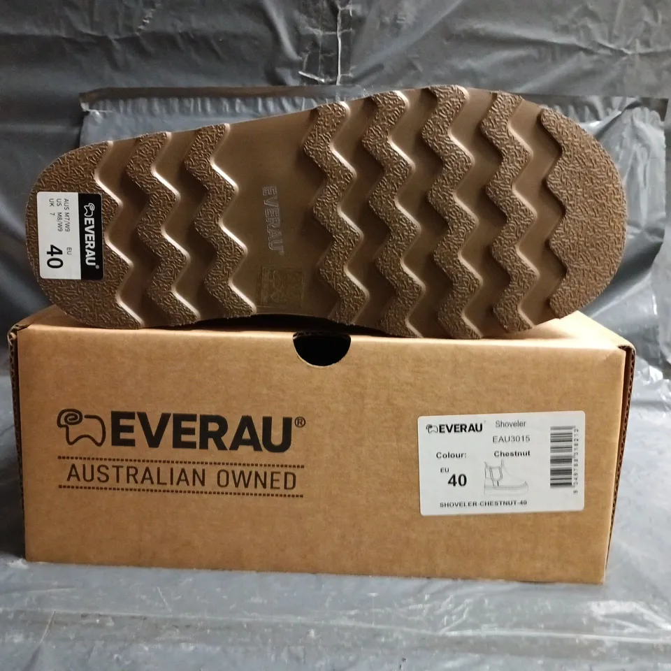 BOXED PAIR OF EVERAU SHOVELER ANKLE BOOTS IN CHESTNUT SIZE EU 40