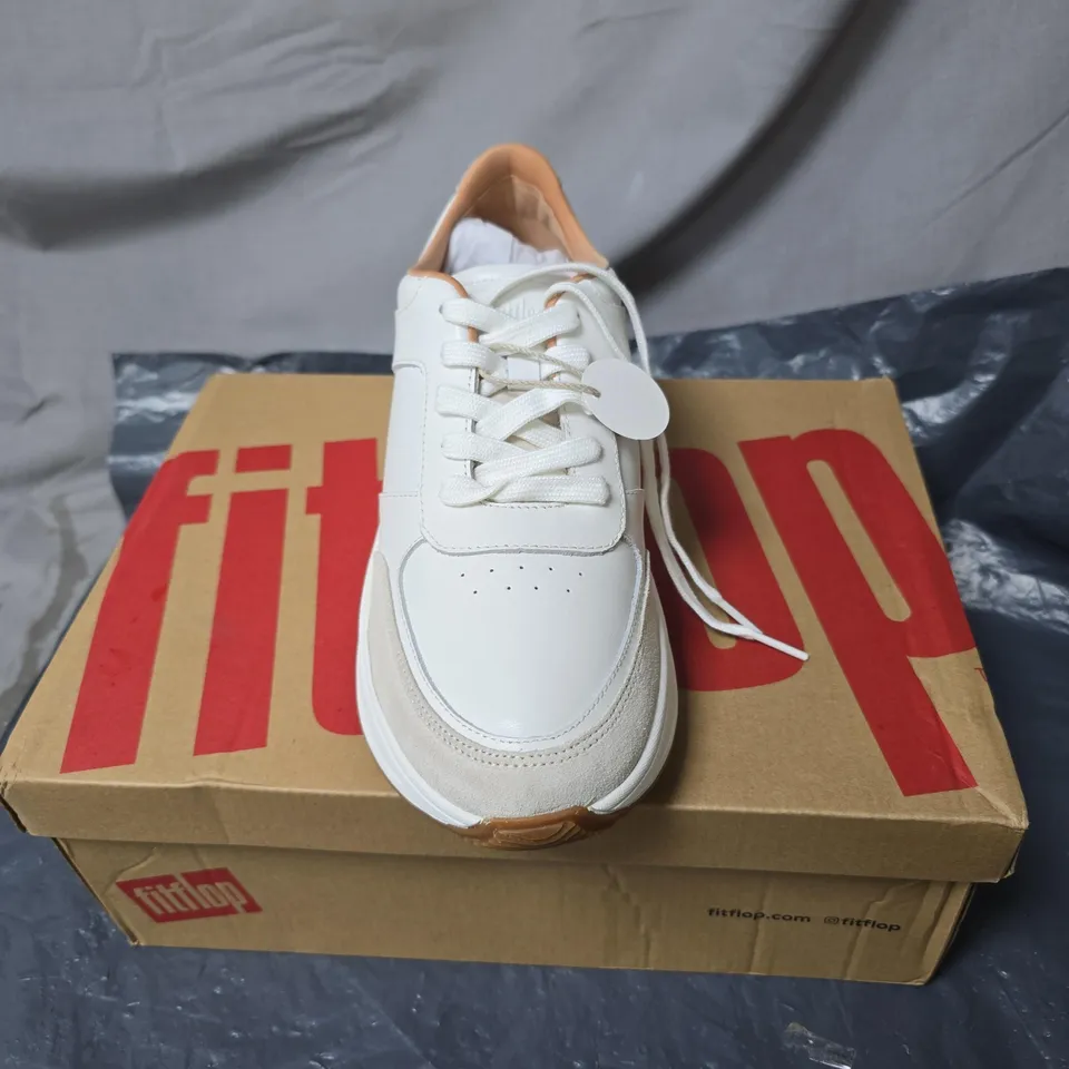 FITFLOP WHITE LEATHER TRAINERS – BEIGE SUEDE ACCENTS SIZE 7