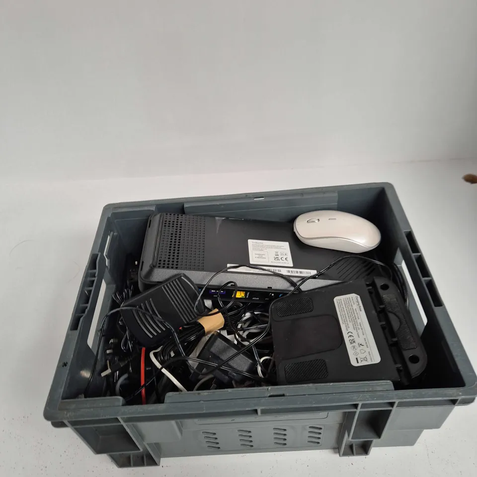TOTE OF APPROXIMATELY 10 ASSORTED ITEMS INCLUDING EETV BOX PRO, A SKY TV REMOTE AND SAGEMCAM AC/DC ADAPTOR