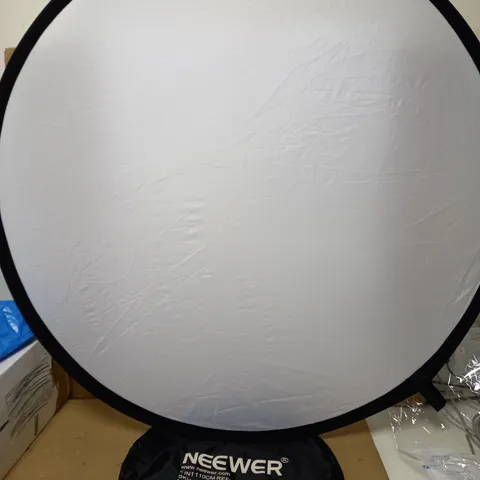 NEEWER COLLAPSIBLE LIGHT REFLECTOR
