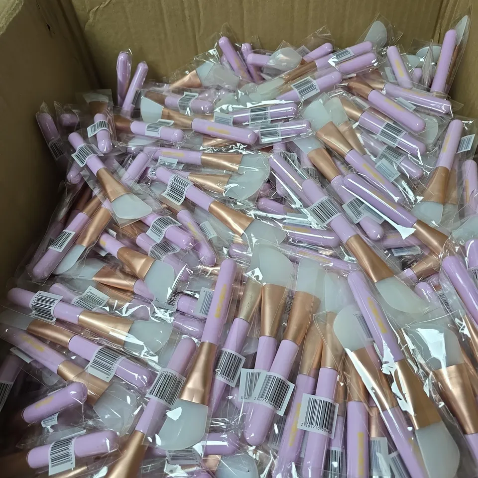 BOX OF APPROXIMATELY 500 X BIRCHBOX MAKE-UP BRUSH WITH LILAC HANDLE AND WHITE HEAD 
