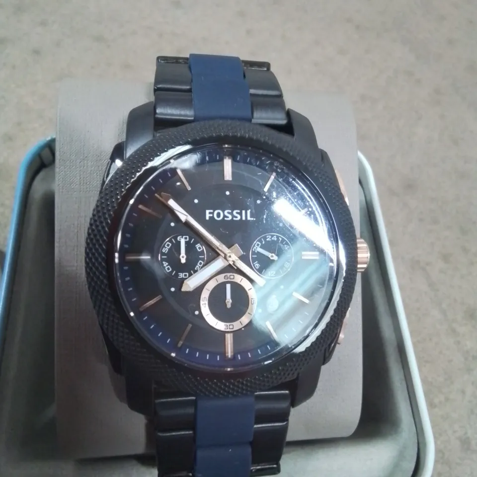 BOXED FOSSIL METAL STRAP WATCH.