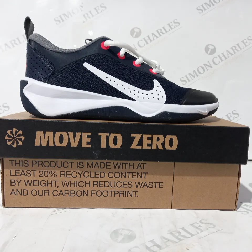 BOXED PAIR OF NIKE OMNI MULTI-COURT SHOES IN NAVY/WHITE UK SIZE 4