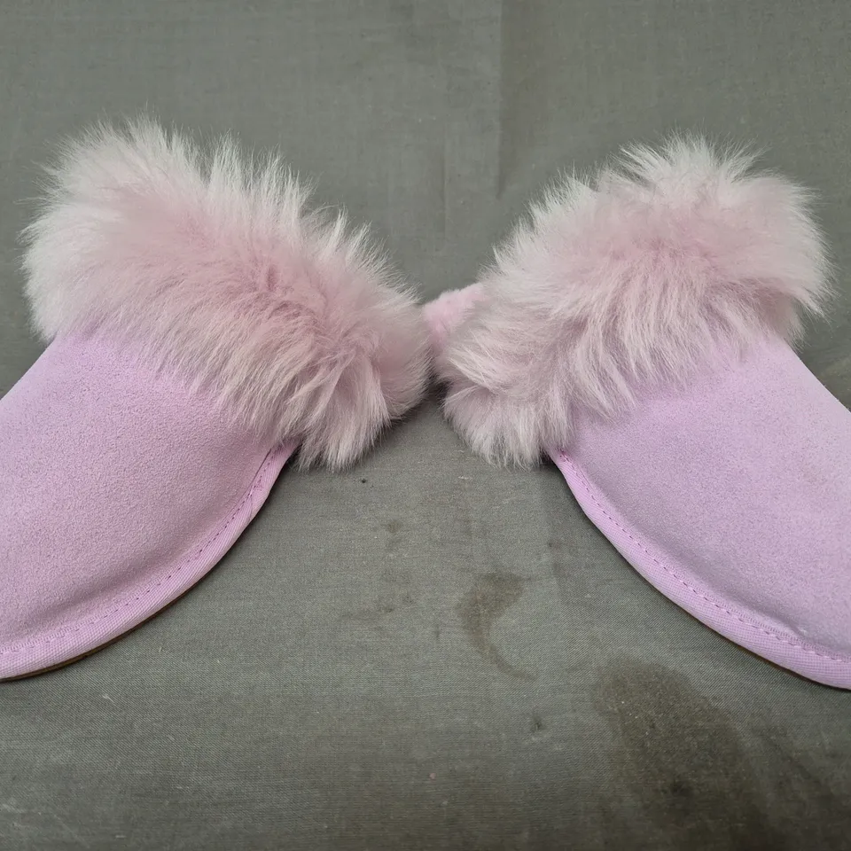 BOXED PAIR OF UGG SLIPPERS IN PINK UK SIZE 4