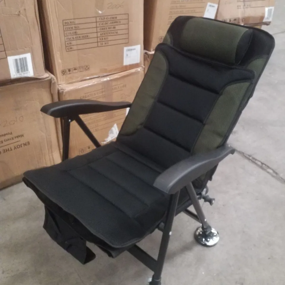 BOXED BLACK AND GREEN OUTDOOR LOUNGER/CHAIR