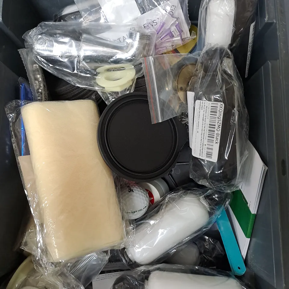 APPROXIMATELY 15 ASSORTED HOUSEHOLD ITEMS TO INCLUDE POWER SOCKET, GLU DOTS, INDOOR THERMOMETER ETC 