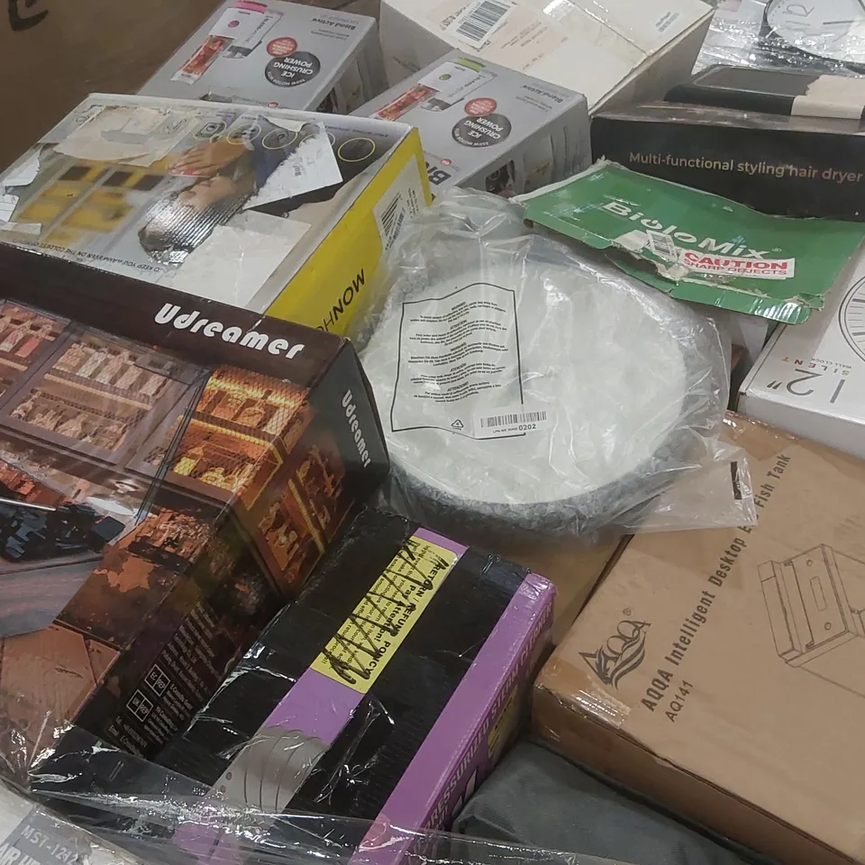 PALLET CONTAINING A VERY LARGE QUANTITY OF ASSORTED ITEMS INCLUDING: DESKTOP FISH TANK, RECORD PLAYER, STEAM CLEANER, ELECTRIC BLANKET, BLENDER ECT
