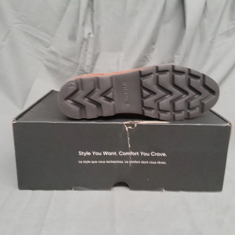BOXED PAIR OF VIONIC CHARM BRIGHTON CHELSEA BOOTS IN TAN SIZE 4.5 
